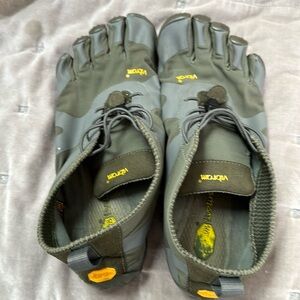 V Alpha Vibram shoes in military green and gray